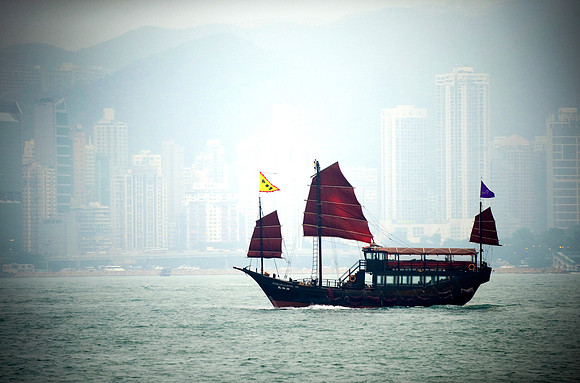 china_junk hong kong harbour_PLG5610