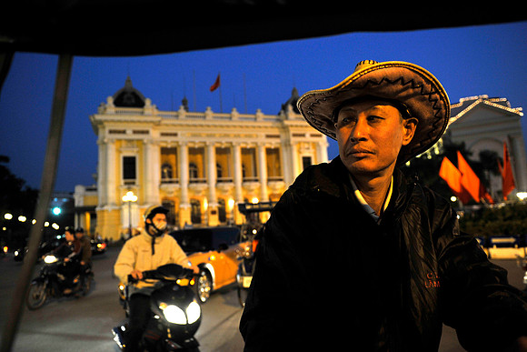 Opera House in Hanoi on tuk tuk_PLG7802