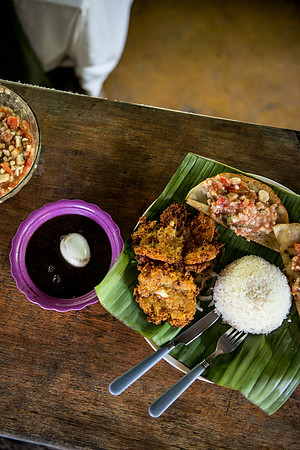 Oro Las Minas Corn tortilla, Pico de gallo salad, Black bean soup white rice and cassava patties on top of platain leaves DSC_6079